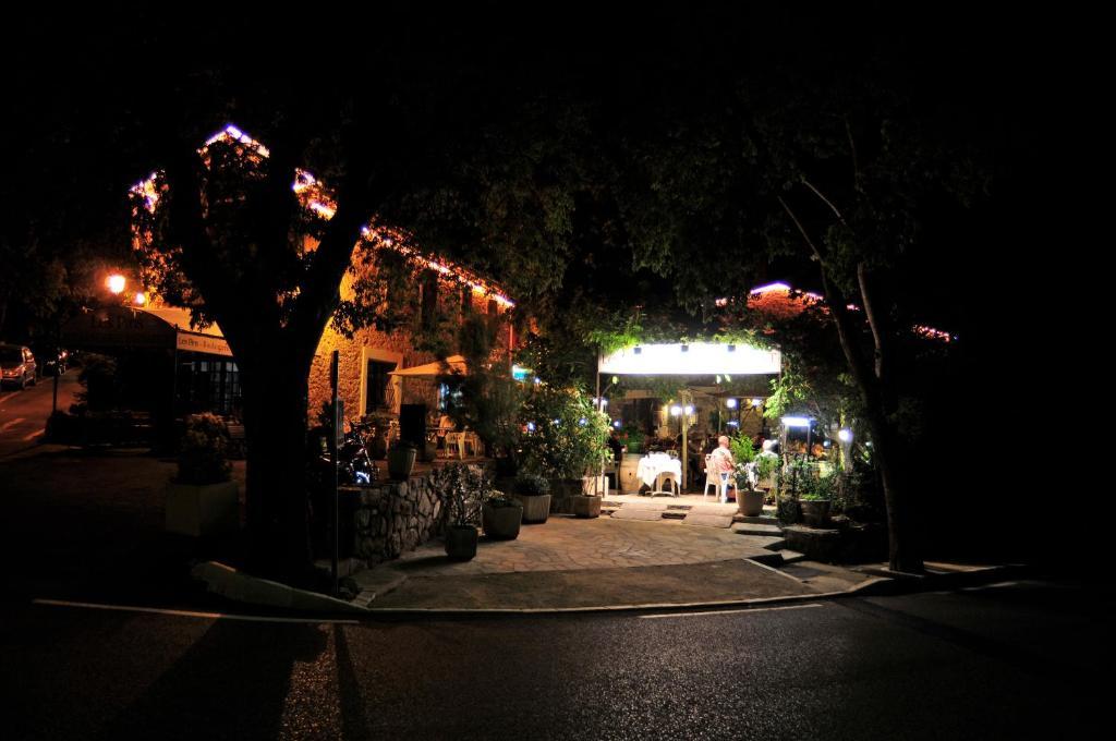 Les Pins Restaurant Et Chambre D'Hotes Силанс-ла Каскад Екстериор снимка